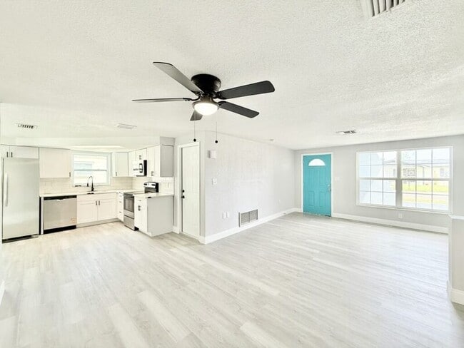 Building Photo - 3250 Coldwell Dr