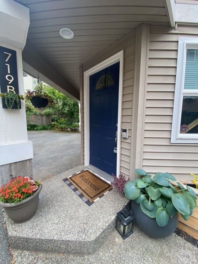 Building Photo - Greenwood Townhome 2Beds 1.5 Bath- $3,100