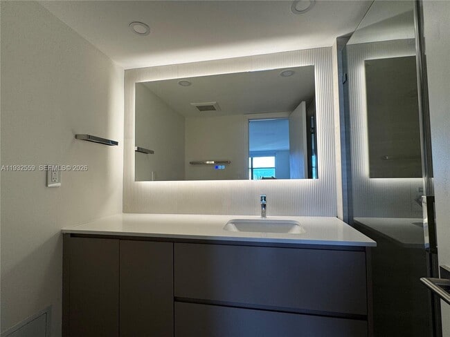 Building Photo - 18151 NE 31st Ct