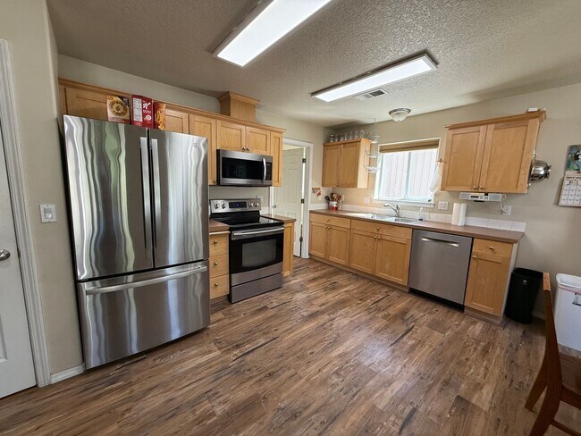 Building Photo - Fantastic 3 Bed/2.5 Bath Single Family Home in SE Bend