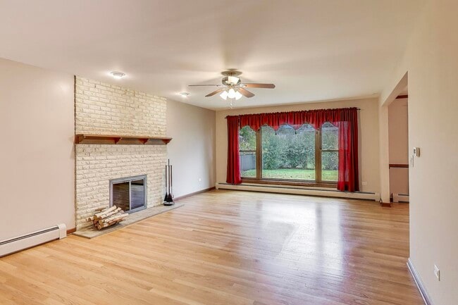 Building Photo - 933 Garden Ln