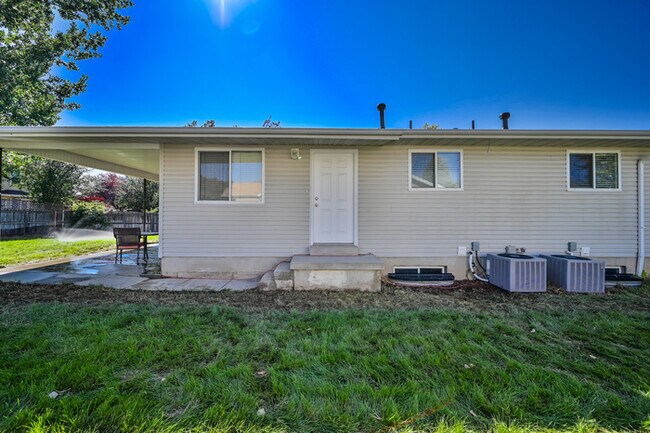 Building Photo - Duplex in Sandy - Available NOW!