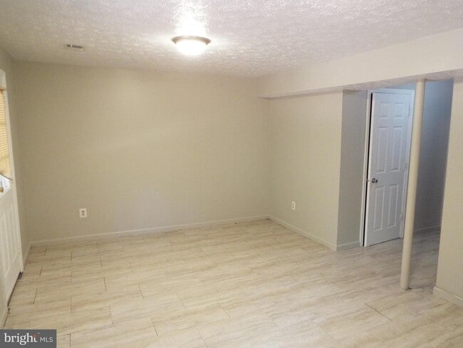 Building Photo - 3656 Woodhaven Ct