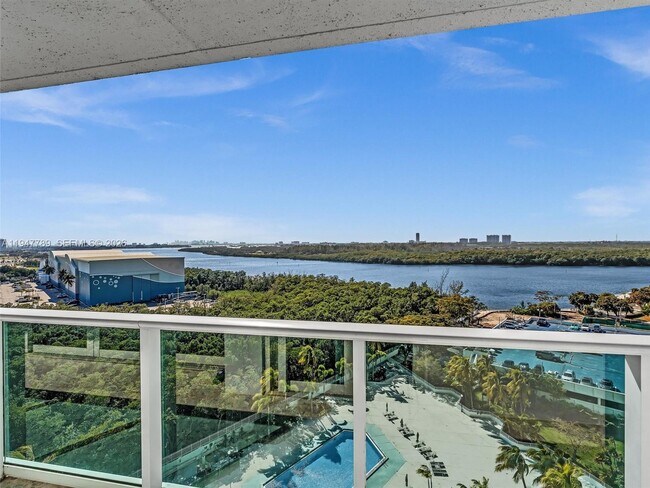 Building Photo - 100 Bayview Dr