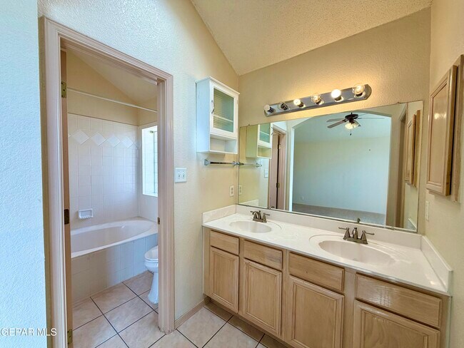 Building Photo - 1013 Via De La Paz Dr