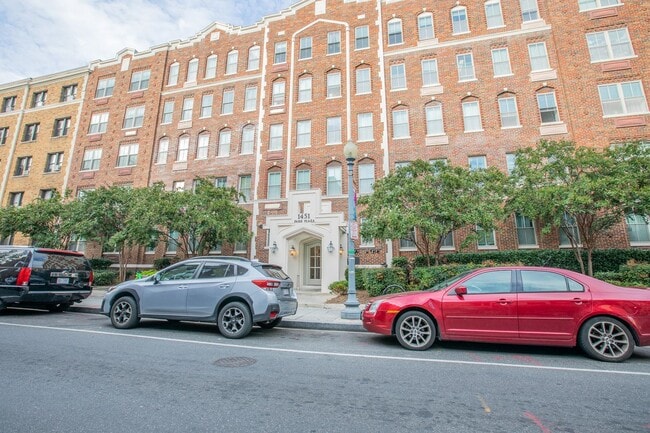 Building Photo - Lovely Studio Condo Unit in Columbia Heights!