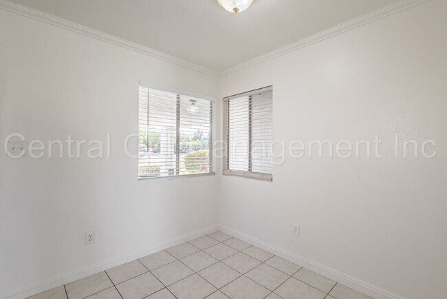 Building Photo - 3 Bedroom/2 Bath Home - $2250 per month!