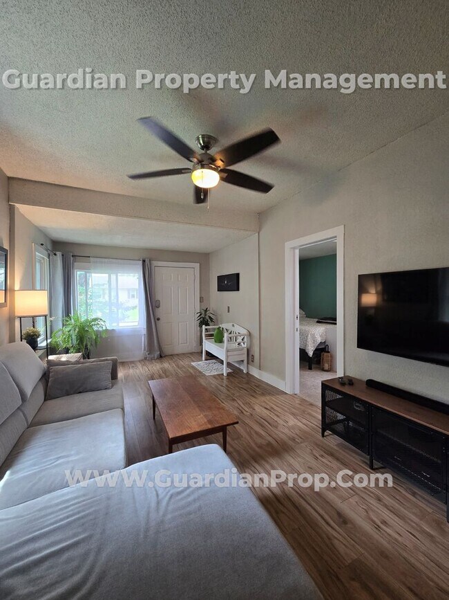 Building Photo - South Minneapolis home with living on the ...