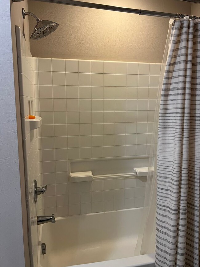 Building Photo - First Floor Condo at Bridgepointe - Beauti...