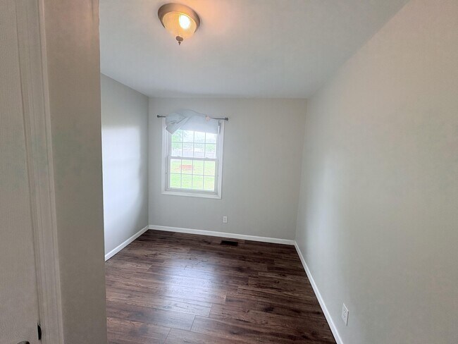 Building Photo - 109 Sheffield Rd