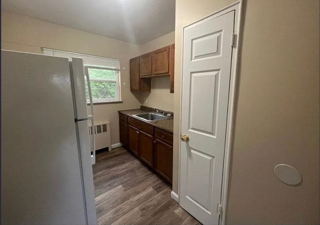 Building Photo - Updated 3-Bed Unit - Spacious!