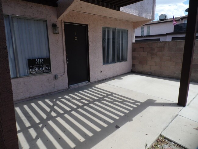 Building Photo - 1757 E Rochelle Ave