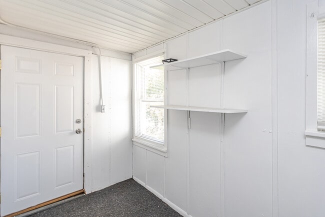 Building Photo - 734 Parker Ave