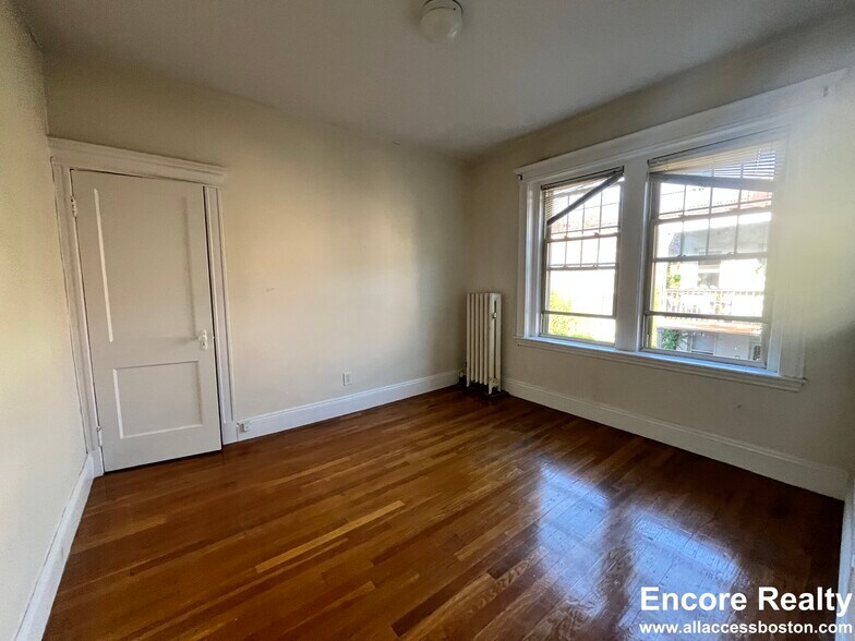 Building Photo - 1751 Beacon St