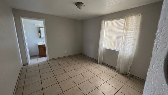 Building Photo - Beautiful home with 2 kitchens and 3 bedrooms and 2 bathrooms