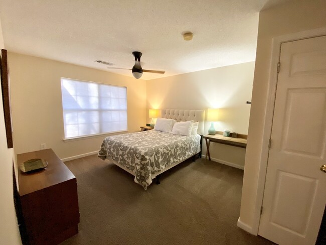 Building Photo - Furnished Two Bedroom Condo in The Reserve...