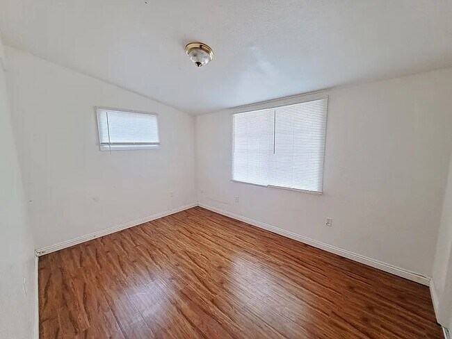 Building Photo - 623 E Kingsley Ave
