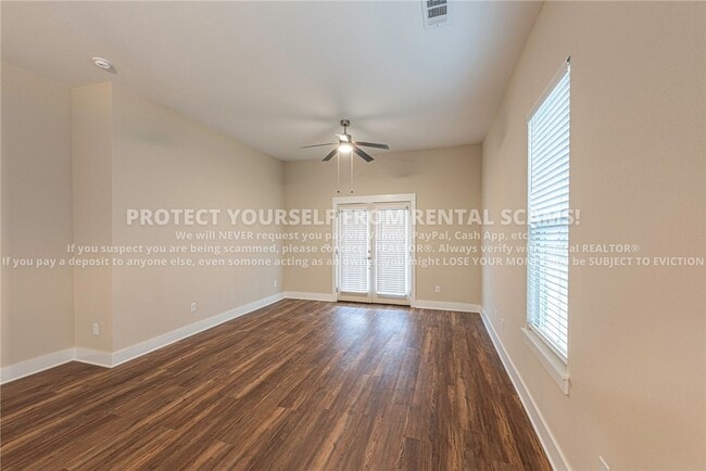 Building Photo - 874 S Hill Ave