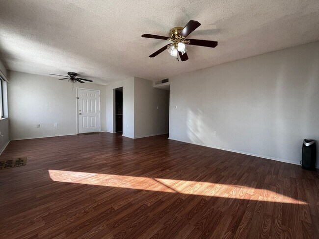 Building Photo - Hourglass District Condo - 2/2 with attached garage