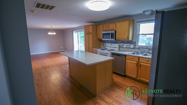 Building Photo - Gorgeous 4 Bedroom, 4 Bathroom Home Availa...