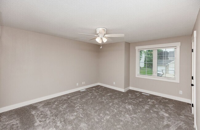 Building Photo - THOUGHTFULLY UPDATED!! 4 Bedroom, 3 Bathroom Home in Urbandale!
