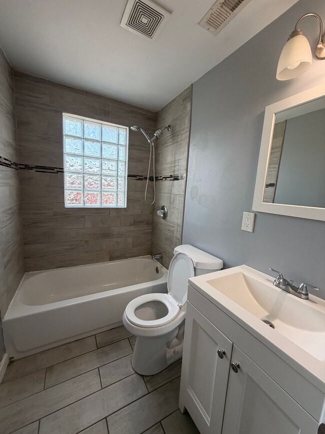 Building Photo - 2229 Graythorn Rd