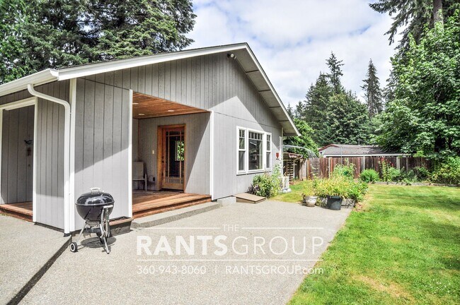 Building Photo - Beautiful Home in Tumwater on 1/2 acre!