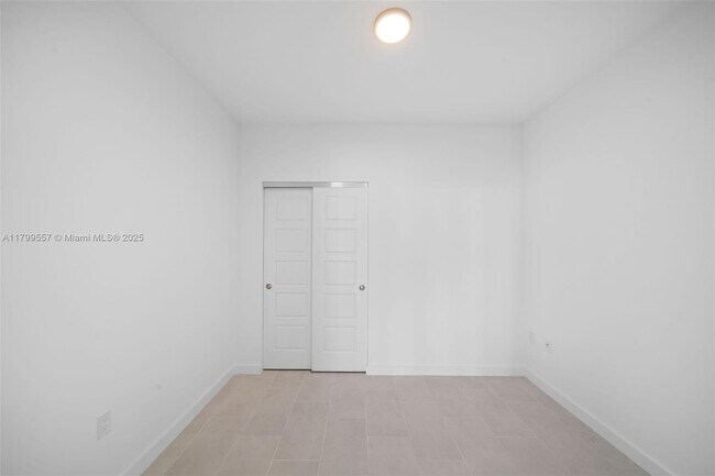 Building Photo - 2150 N Bayshore Dr