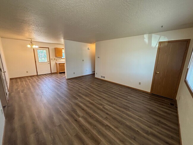 Building Photo - 727 Hendrickson Dr