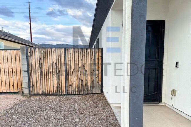 Building Photo - 4Bed/2Bath Home at 7th St/Baseline! JOIN T...