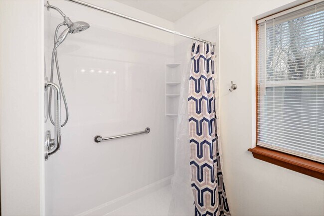 Building Photo - 1911 Cambridge Manor Dr