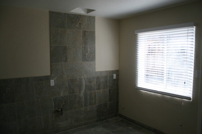 Building Photo - 525 Goodman St