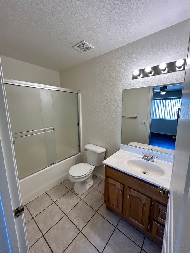 Building Photo - 3133 Applewood Dr