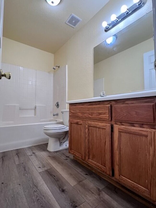 Building Photo - 713 Vista Del Rey Dr