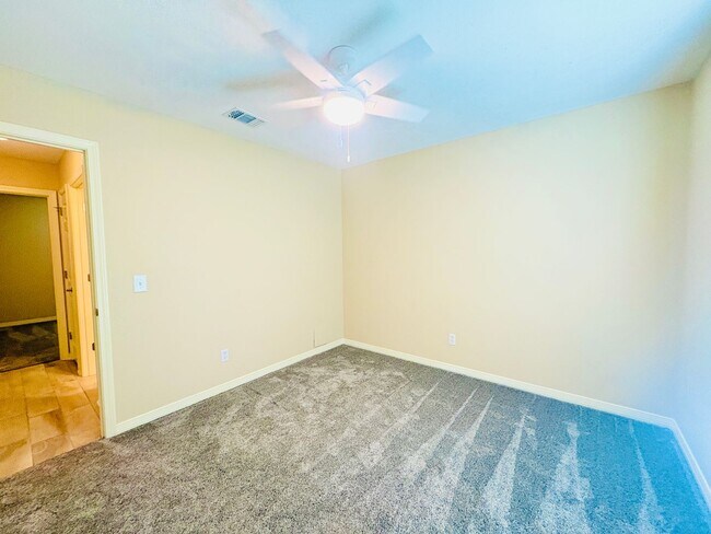 Building Photo - 10621 Creek Ridge Dr