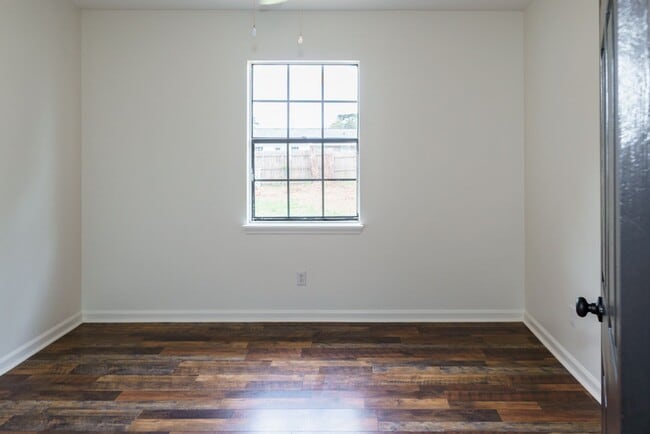 Building Photo - 3BR Home in Shell Point – Sunroom | Garage | Prime Location