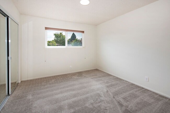 Building Photo - Spacious 4bd/2bth Home Available Now!