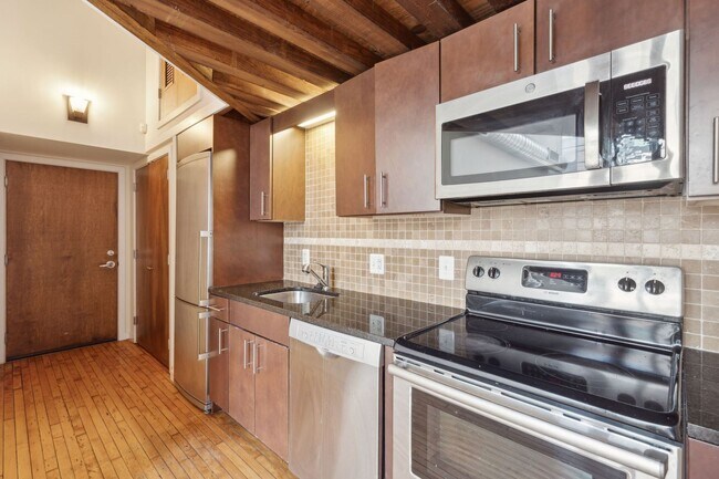 Building Photo - Newly Renovated Condo Center City