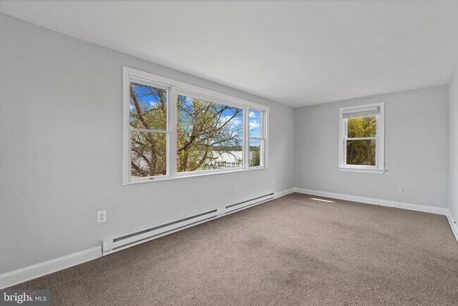 Building Photo - 1072 River Bay Rd
