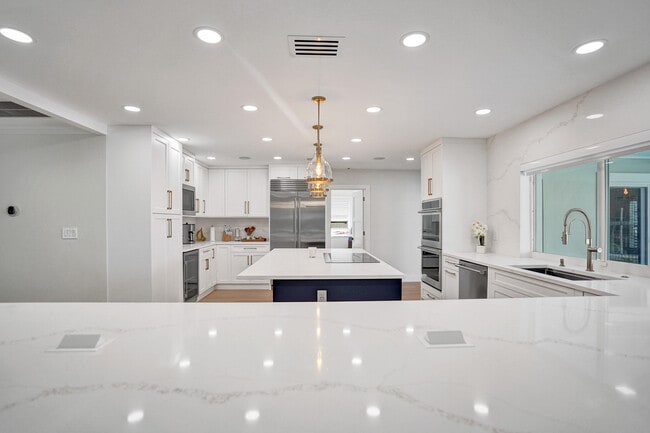 Building Photo - 885 Nafa Dr