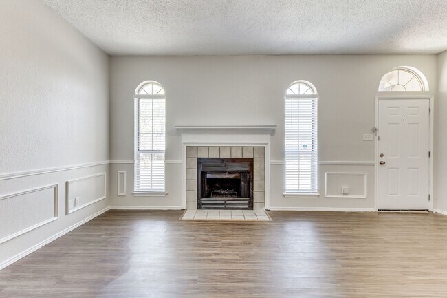 Building Photo - Easy Access to Highways with this 3BR in A...