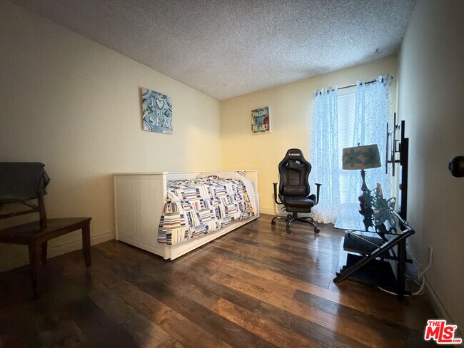 Building Photo - 9558 Swinton Ave