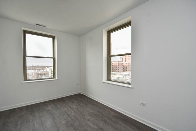 Building Photo - 940 W Winona St