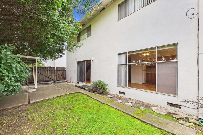 Building Photo - 1333 Regent St