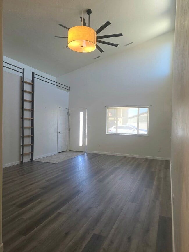 Building Photo - 388 Blue River Dr