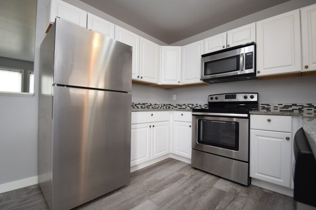 Building Photo - Comfortable Kearns 4-Bed Home with Spacious layout & Private Yard