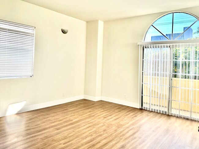 #1 - 2456 Arizona Ave