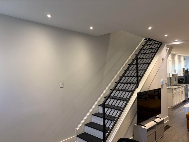 Building Photo - Modern 2- Story Townhome with Fenced in Ba...