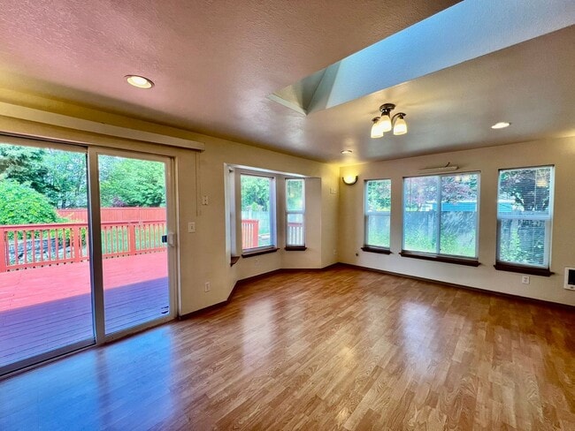 Building Photo - Spacious 4 BD + Den