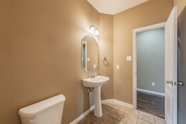 Building Photo - 3504 Oliver Dr